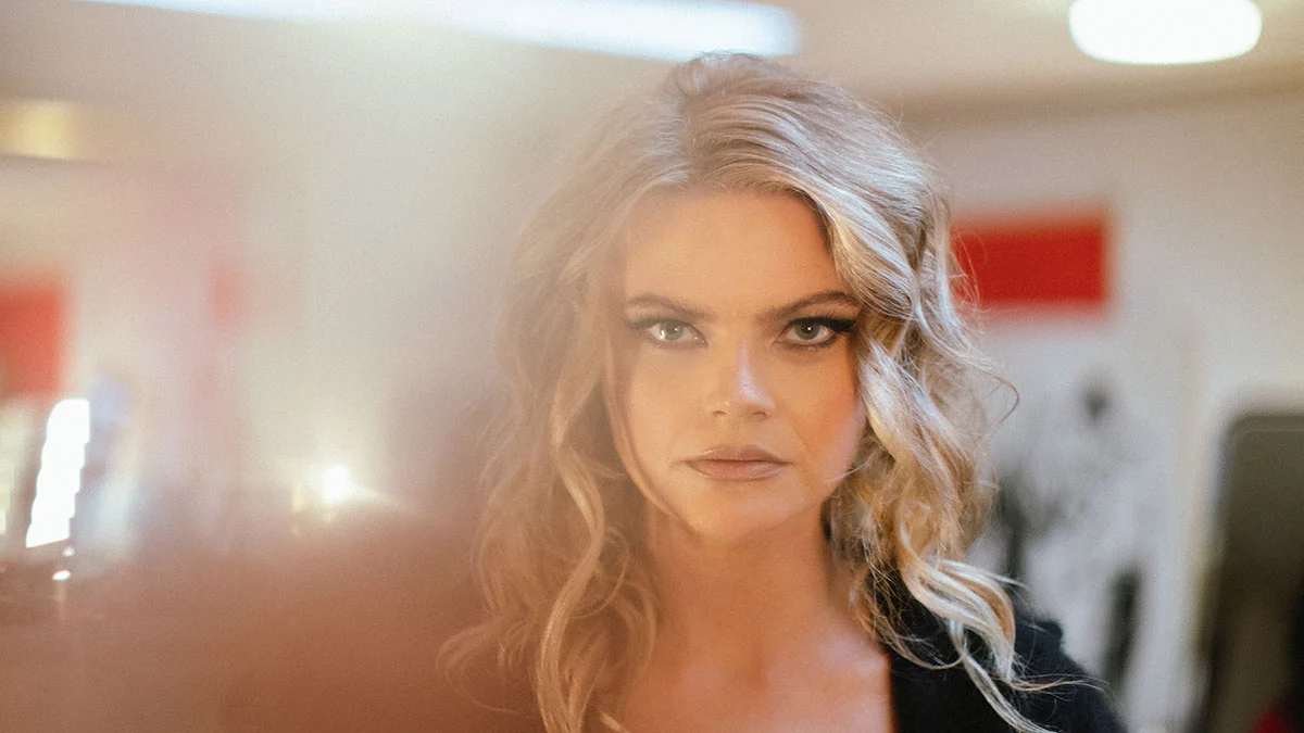 Picture of Steinsdotter - she has blond wavy hair.