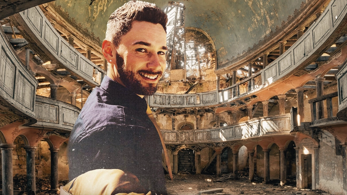 Picture of a smiling Scott Berry - also this picture are also the single cover of his new single Afterlife