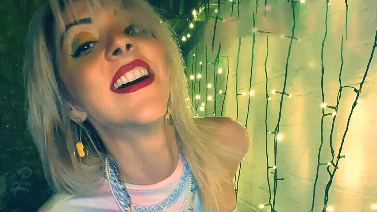 Lorenza Wildcard with sparkling lights bhind her.