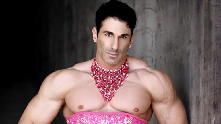Queen Sir JET in Pink strapless dress with pink neckless. Muscular