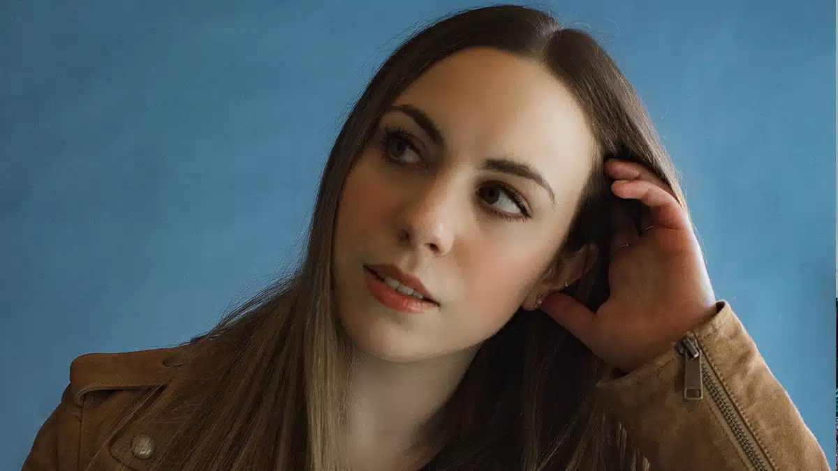 Abby Nissenbaum long brwon hari - black shirt - bluish background